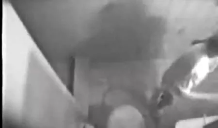 Menina em meias faz xixi video de sexo gratis incesto no banheiro e lava o pau