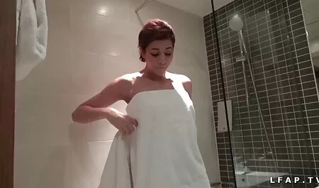 O noivo Relaxa com seus amigos na banheira de video de sexo oral grátis hidromassagem.