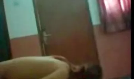Lindamente espalhando uma porn hd brasileiro menina no ânus