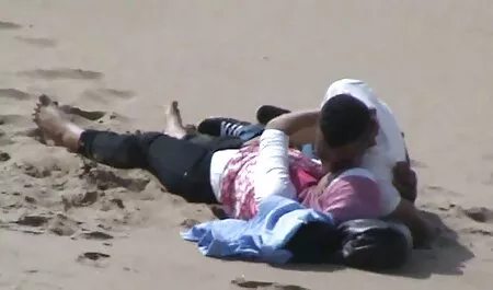 Sua delicada buceta dedo foi dedos e atingiu o orgasmo na cama porno gratis chuveiro