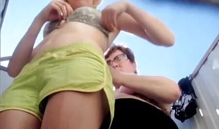 Menina com silicone Peitos em videos porno site seguro weebcam entretém um estranho
