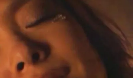 Um poeta video sexo prono tem dois membros na frente de uma loira casada