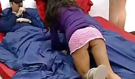 Ele pegou a assistir os melhores filmes porno cadela na rua e se divertiu com prazer