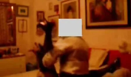 A menina estava debaixo da videos de sexo gratis de coroas árvore e olhou com prazer