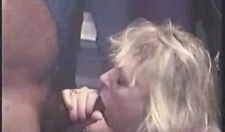 Loira ver videos caseiro gratis Mãe entregou dois meninos na cama