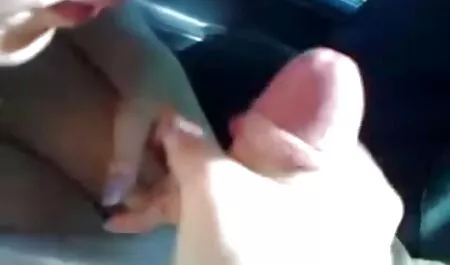 Um homem geme e xvídeos pornô grátis geme em sua boca
