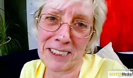 Menina com suspensórios em uma cadeira se masturba vídeos grátis pornográficos