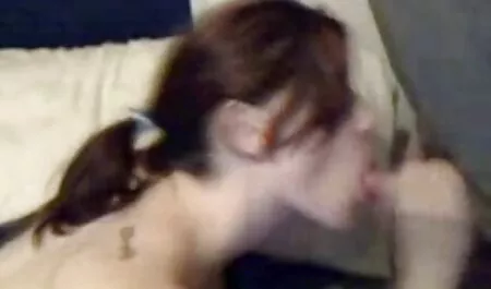 A criança é fina em meias listradas, com roupas e macio assistir videos porno agora