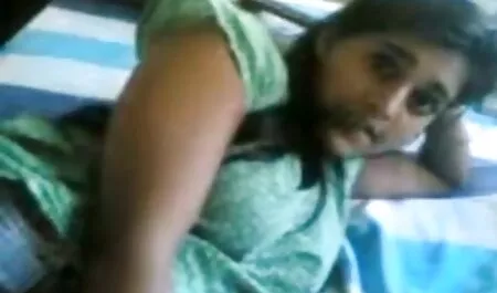 Ocupado menina sentada no sofá videos de sexo gratis com idosas suavemente distraído