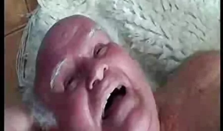 Um homem ousado chama uma jovem eu quero assistir um filme pornô grátis prostituta